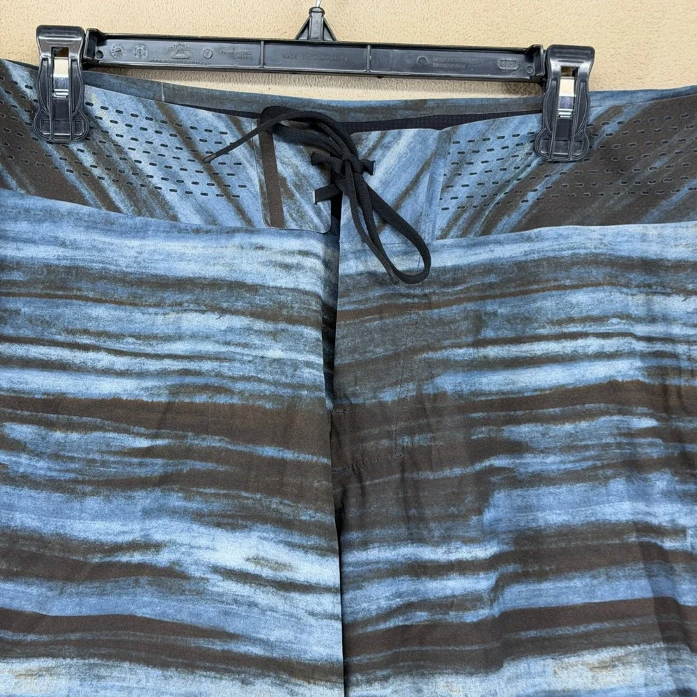 Lululemon Mens Swim Trunks Board Shorts Blue Stripe‎ Athleisure Size 40